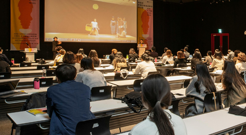 Centuries of Standing: A History of Platform Interpreting in the UK and US(ASL)(4 Hours)